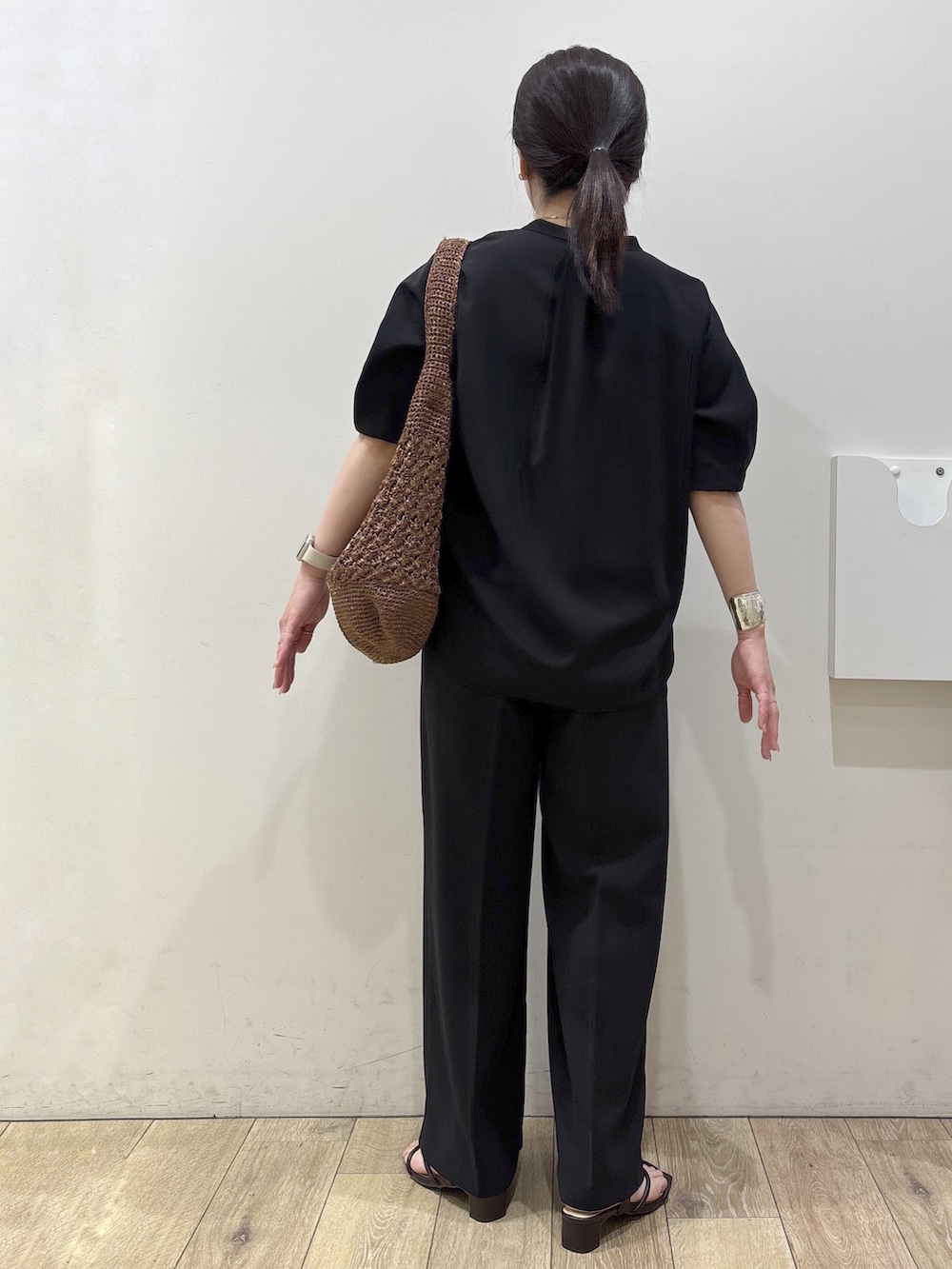 その他のショルダーバッグ、ブラック系のシャツ/ブラウス、ブラック系のその他パンツを着用したレディースの春コーディネートの3枚目の写真