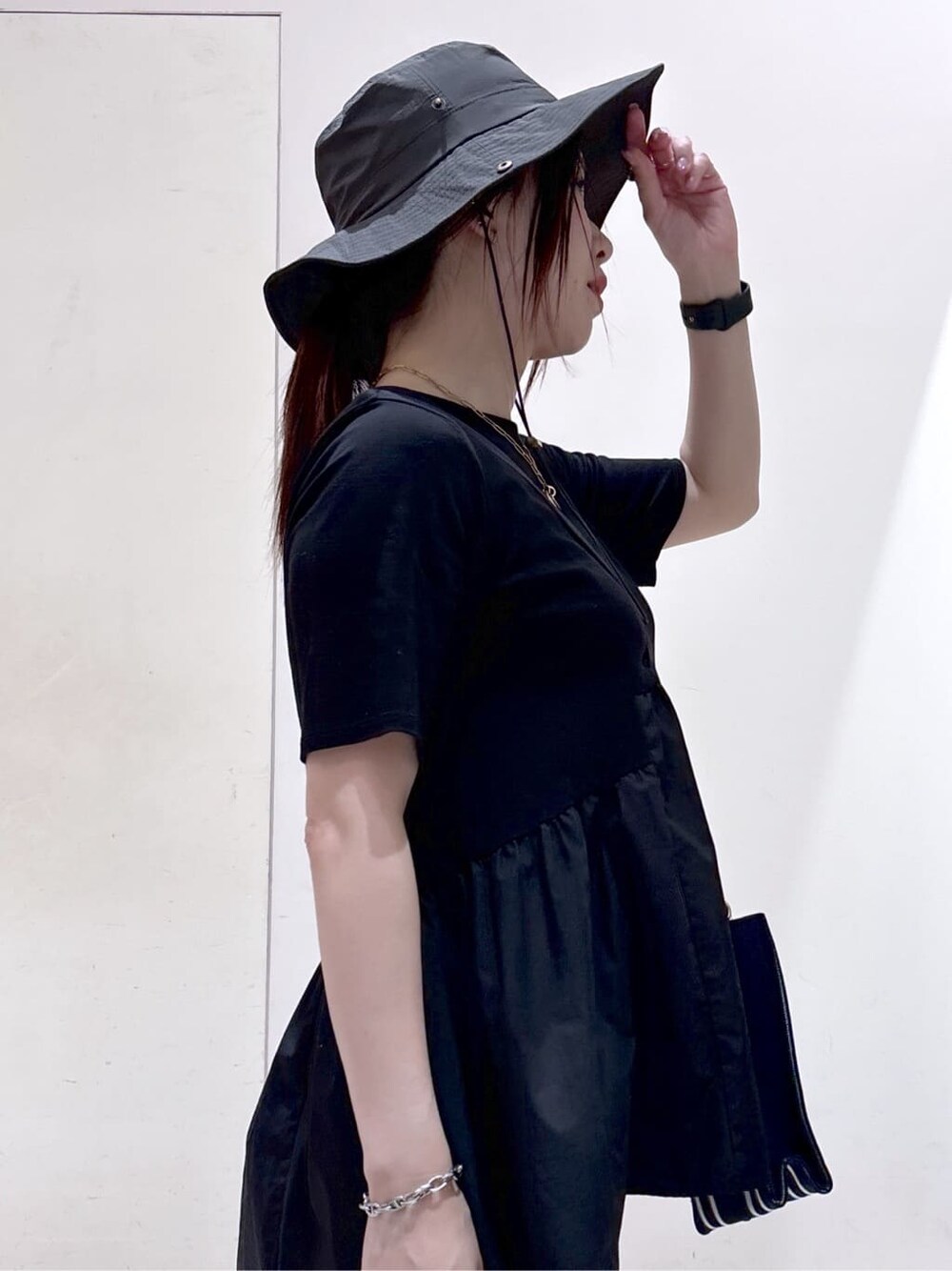 ブラック系のTシャツ/カットソー、ブルー系のその他パンツ、ブルー系のショルダーバッグを着用したレディースの夏コーディネートの4枚目の写真
