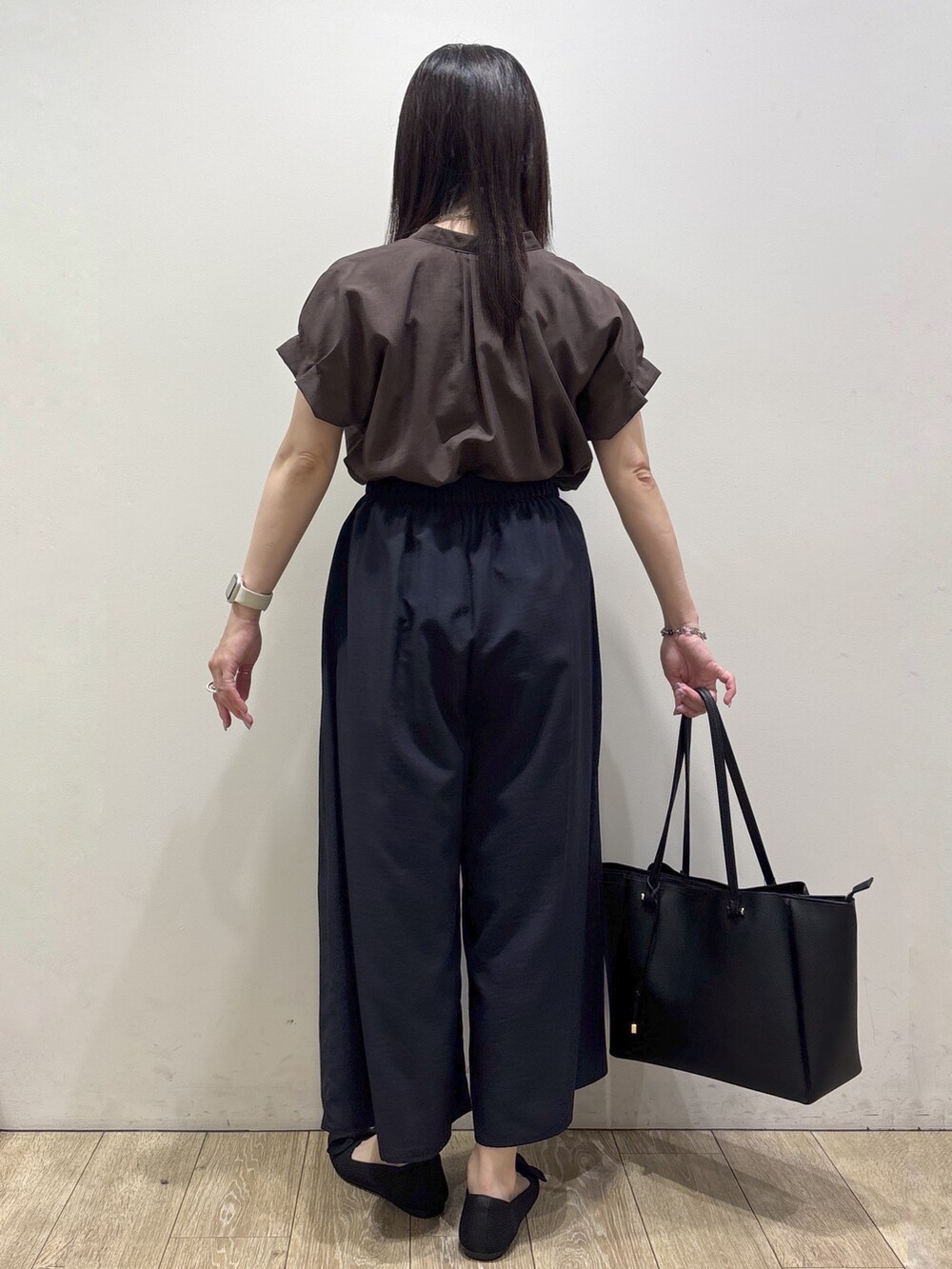 ブラウン系のシャツ/ブラウス、ブルー系のその他パンツ、ブラック系のトートバッグを着用したレディースの夏コーディネートの6枚目の写真