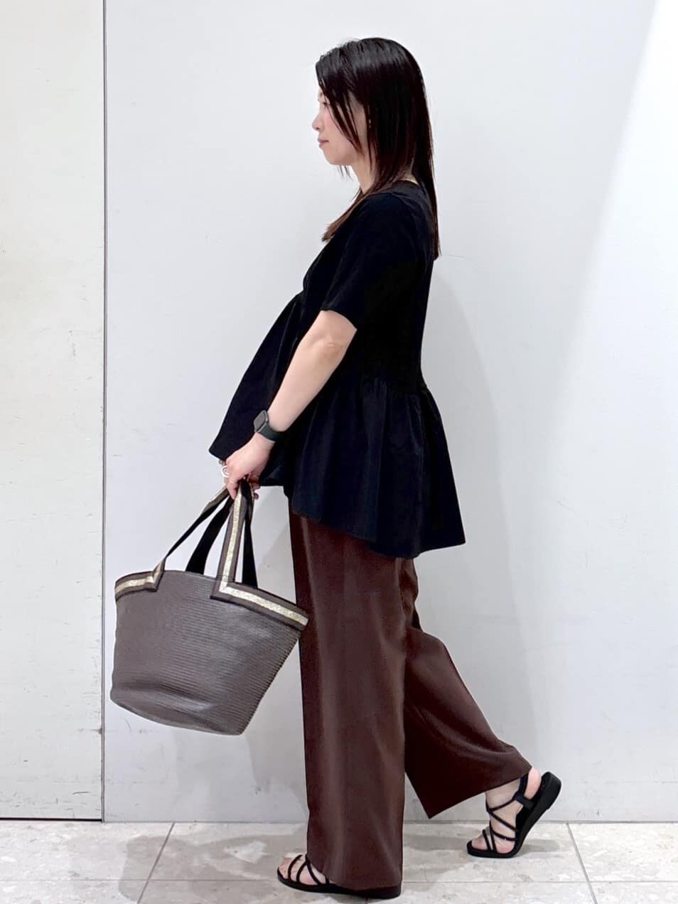 ブラック系のTシャツ/カットソー、ブラウン系のその他パンツ、ブラウン系のトートバッグを着用したレディースの夏コーディネートの4枚目の写真