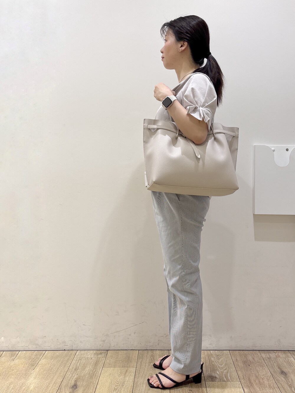 ベージュ系のシャツ/ブラウス、ブルー系のその他パンツ、グレー系のトートバッグを着用したレディースの夏コーディネートの2枚目の写真