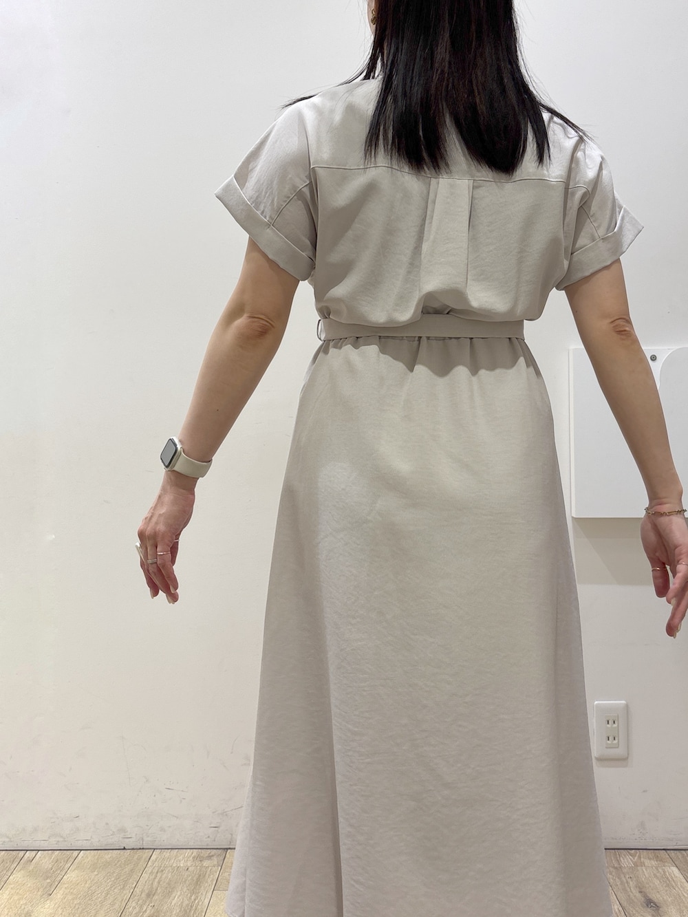 ベージュ系のワンピース、ホワイト系のトートバッグ、ベージュ系のサンダルを着用したレディースの春コーディネートの9枚目の写真