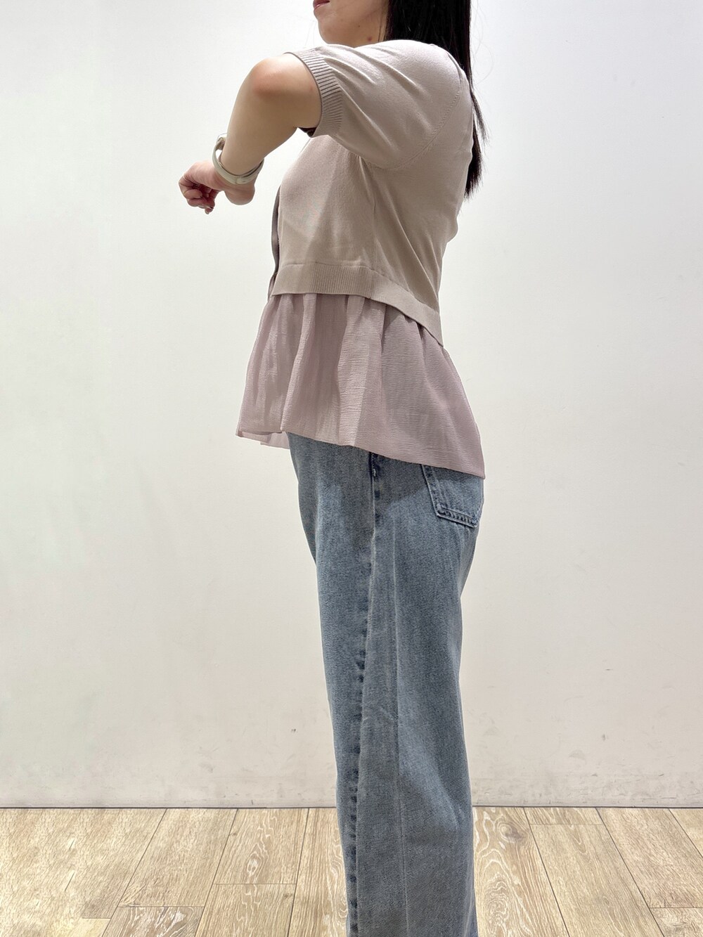 ベージュ系のカーディガン/ボレロ、ブルー系のデニムパンツ、ブラック系のショルダーバッグを着用したレディースの夏コーディネートの6枚目の写真