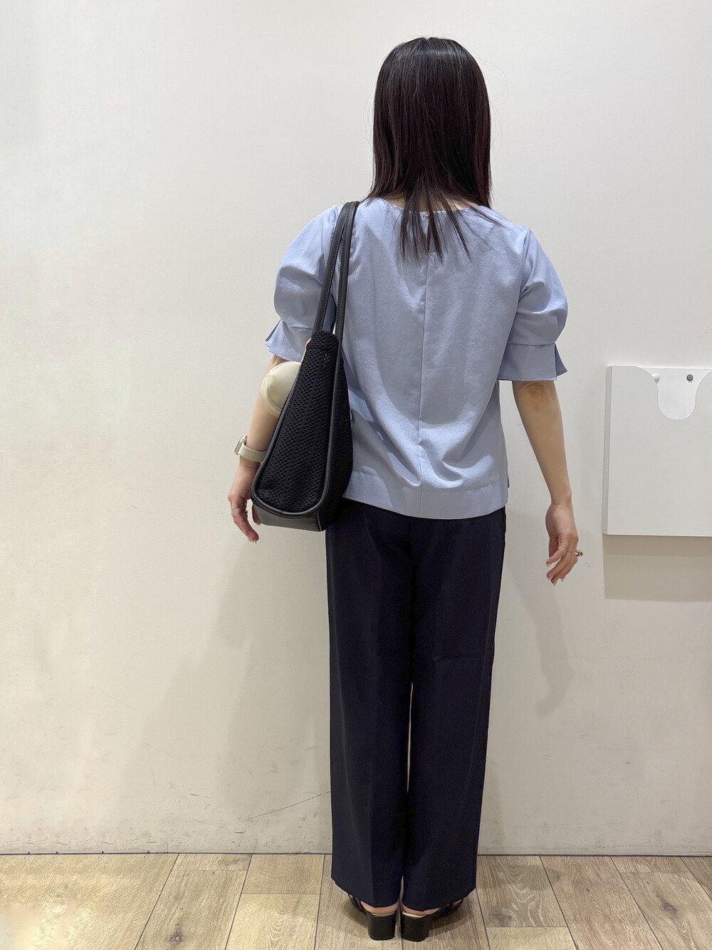 ブルー系のシャツ/ブラウス、ブルー系のその他パンツ、ブラック系のトートバッグを着用したレディースの夏コーディネートの3枚目の写真
