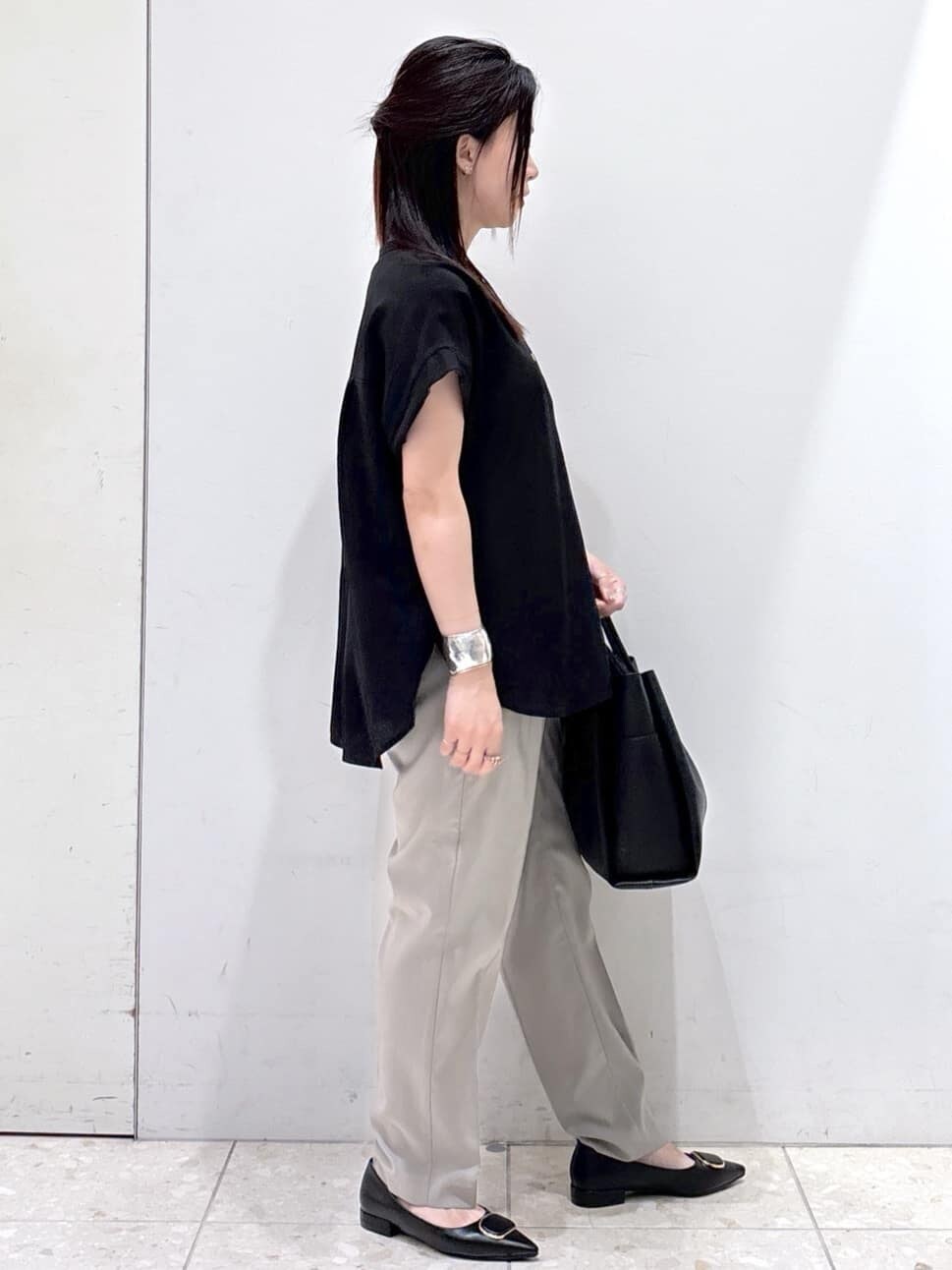 ブラック系のシャツ/ブラウス、ブラウン系のその他パンツ、ブラック系のトートバッグを着用したレディースの夏コーディネートの2枚目の写真