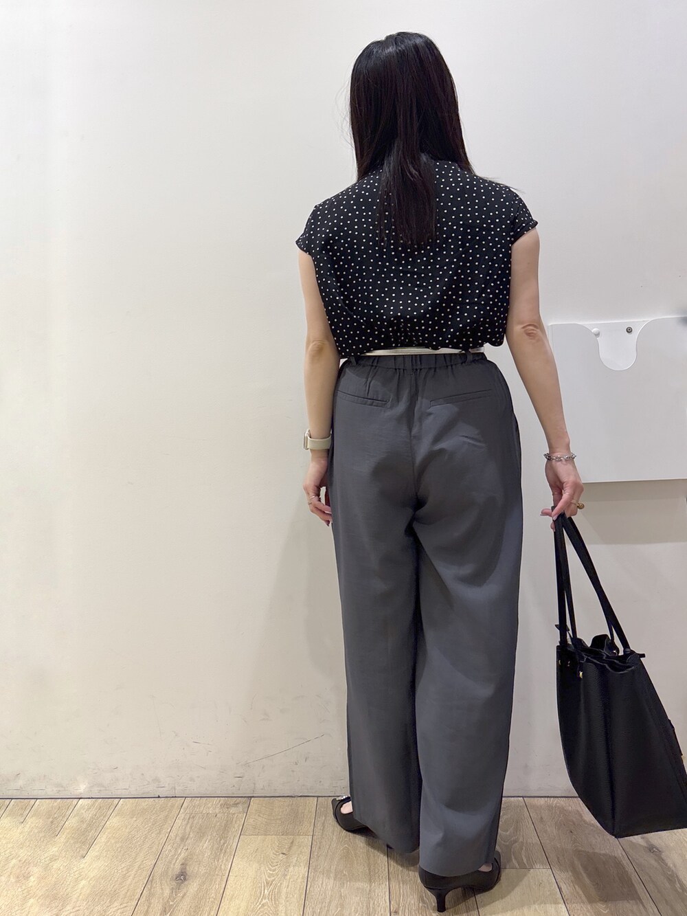 ブラック系のシャツ/ブラウス、グレー系のその他パンツ、ブラック系のトートバッグを着用したレディースの夏コーディネートの3枚目の写真