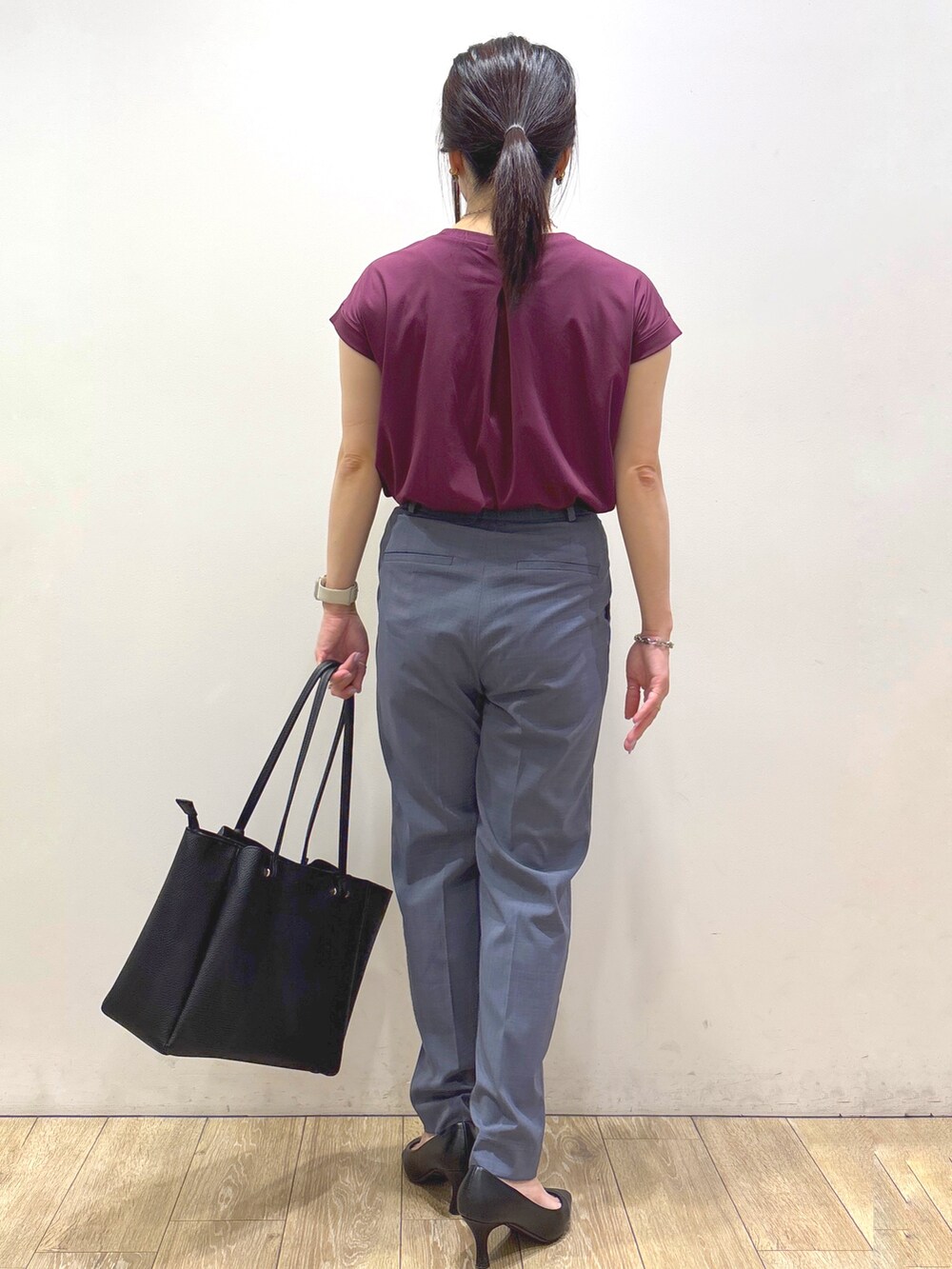 レッド系のTシャツ/カットソー、グレー系のその他パンツ、ブラック系のトートバッグを着用したレディースの夏コーディネートの6枚目の写真