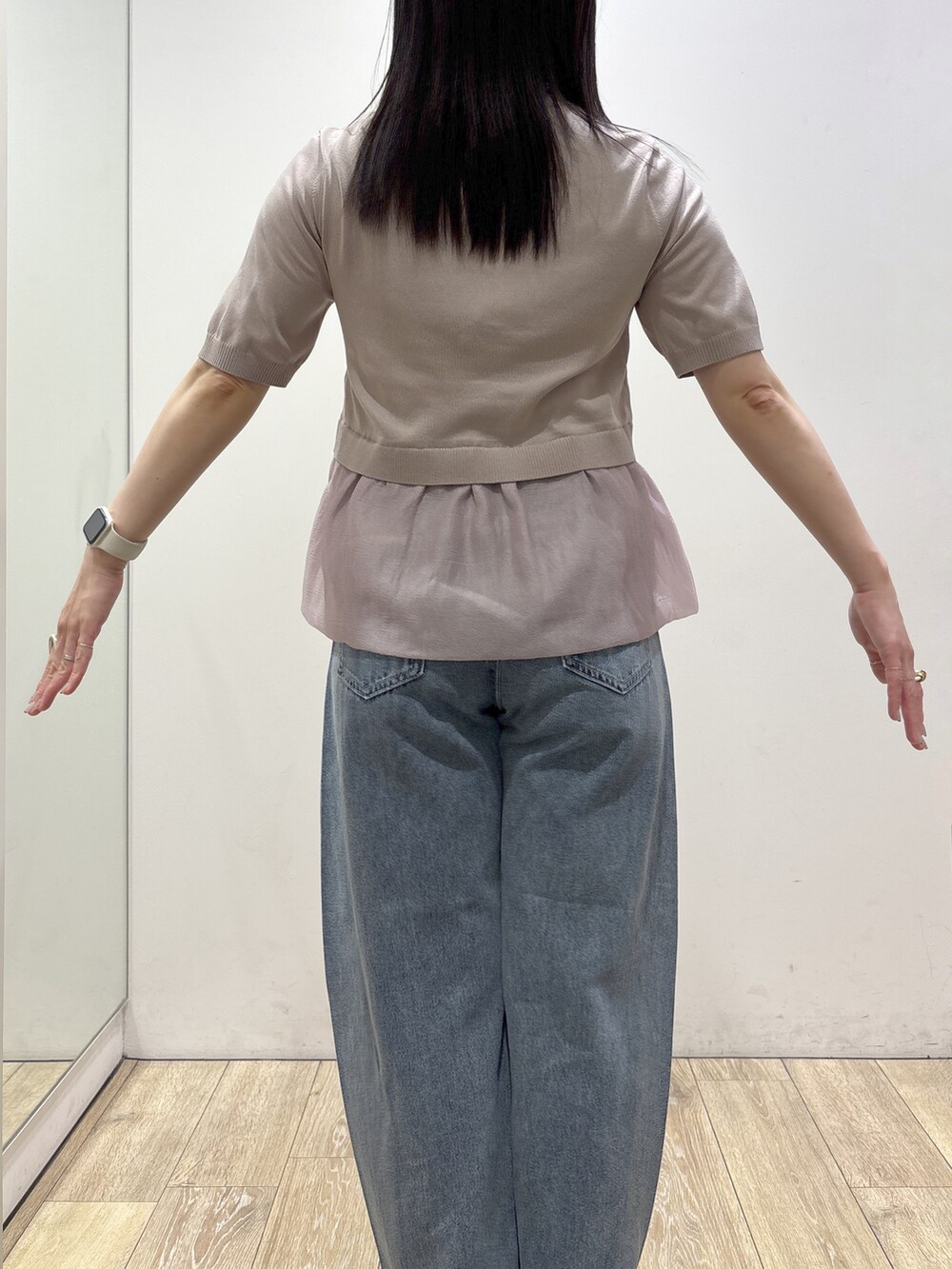ベージュ系のカーディガン/ボレロ、ブルー系のデニムパンツ、ブラック系のショルダーバッグを着用したレディースの夏コーディネートの7枚目の写真