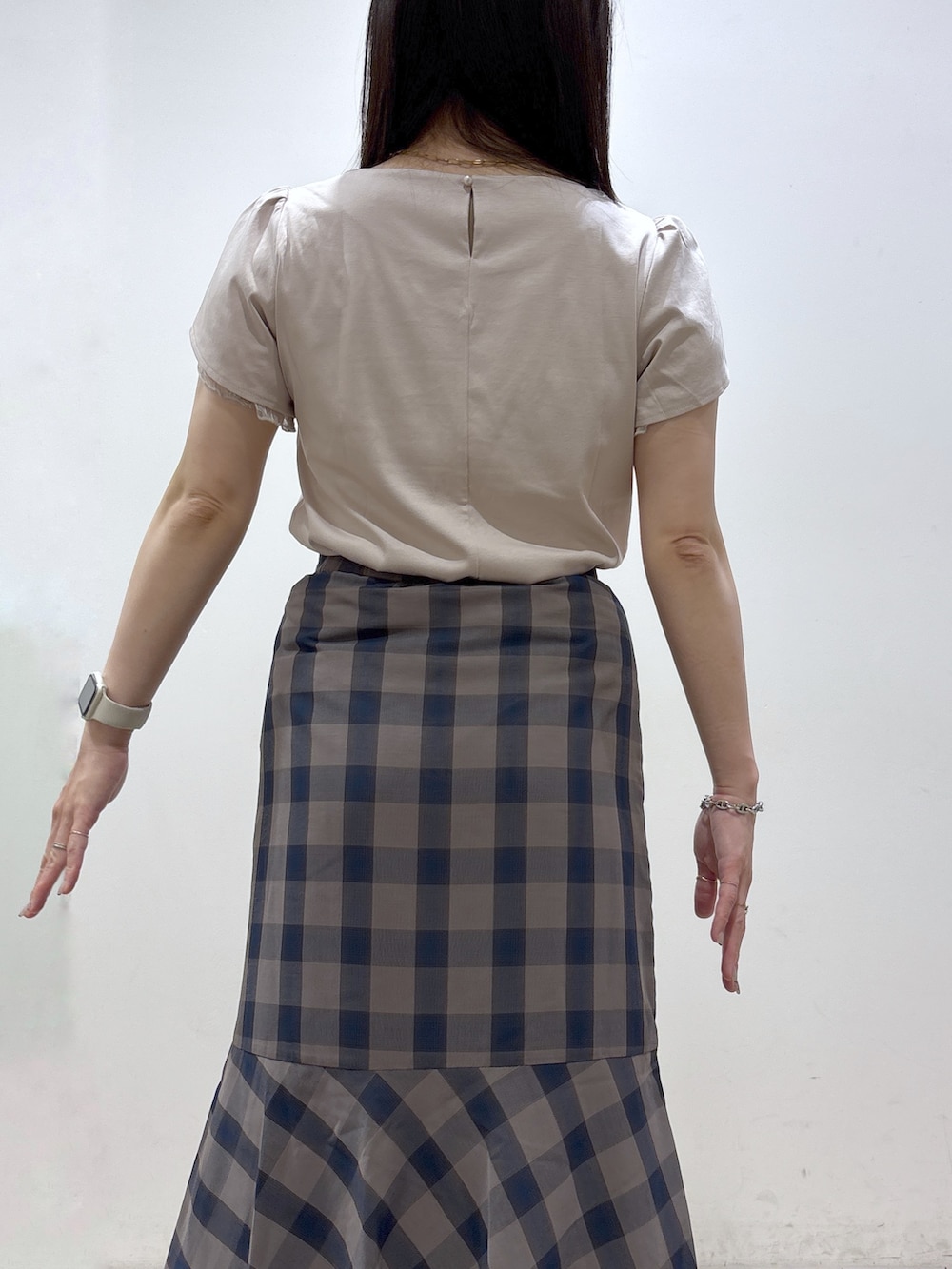 ベージュ系のTシャツ/カットソー、ブラウン系のスカート、グレー系のトートバッグを着用したレディースの夏コーディネートの8枚目の写真