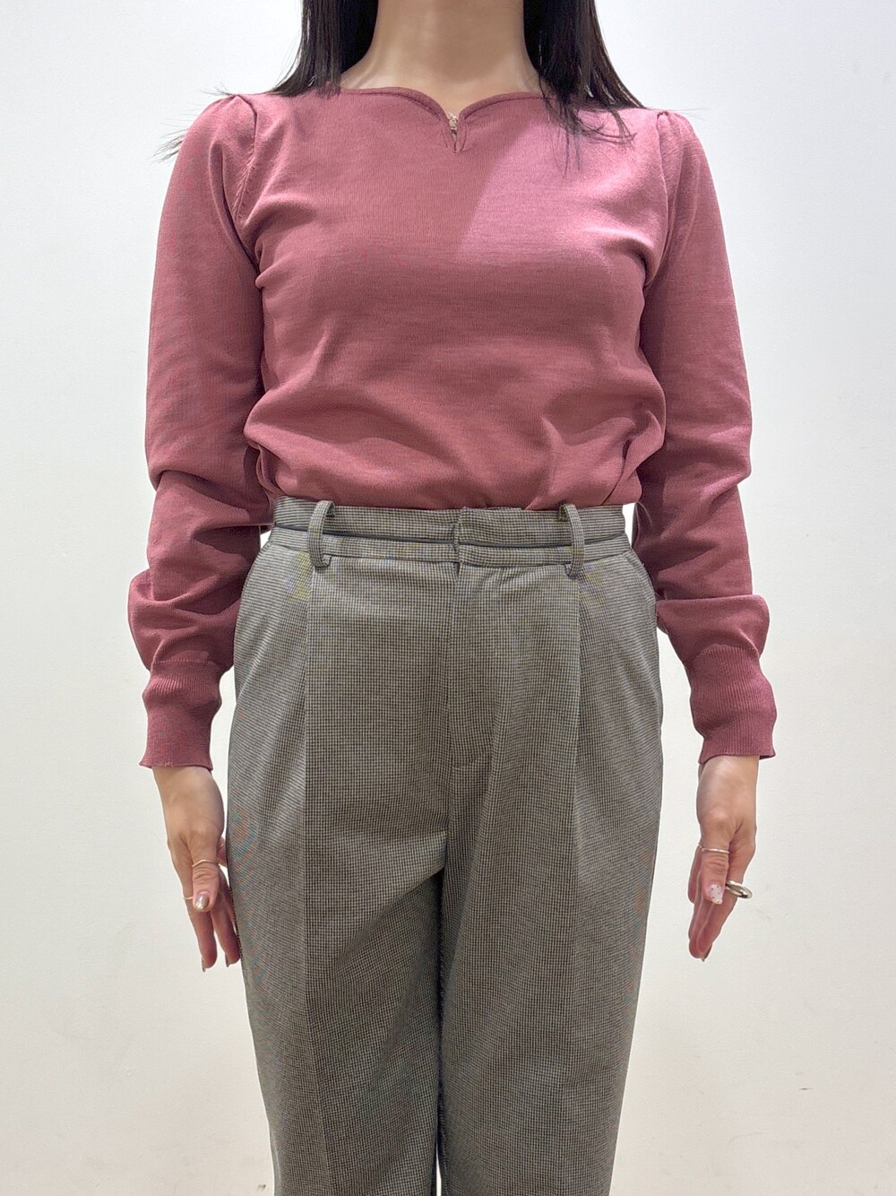 ピンク系のニット/セーター、ブラック系のその他パンツ、ブラック系のトートバッグを着用したレディースの秋コーディネートの5枚目の写真