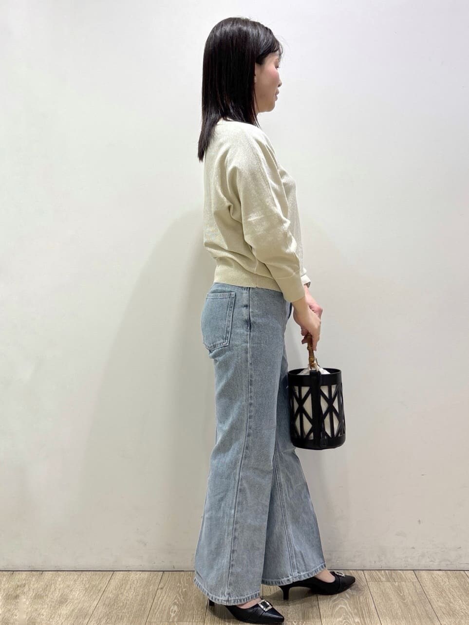 ブルー系のその他パンツ、グレー系のスラックス、ブラック系のパンプスを着用したレディースの春コーディネートの2枚目の写真