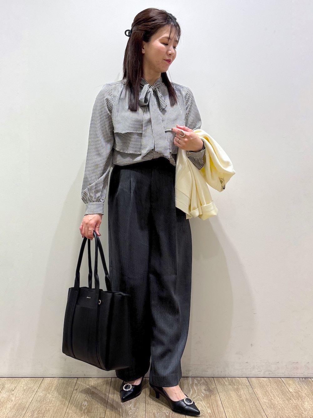 ホワイト系のカーディガン/ボレロ、ブラック系のシャツ/ブラウス、グレー系のその他パンツを着用したレディースの秋コーディネートの9枚目の写真