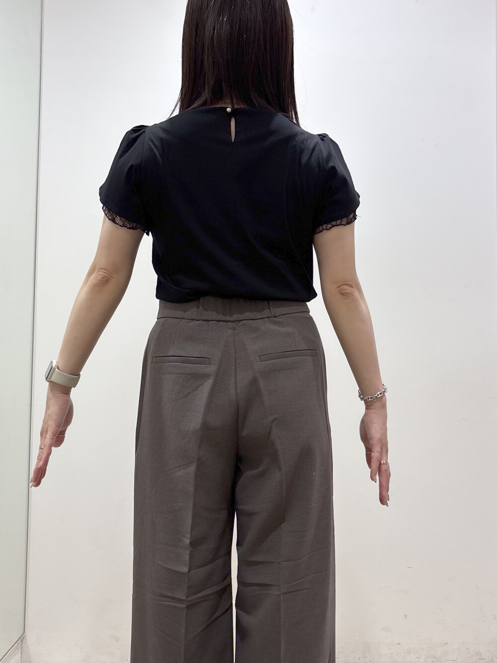 ブラック系のTシャツ/カットソー、ブラウン系のその他パンツ、ブラック系のトートバッグを着用したレディースの夏コーディネートの8枚目の写真