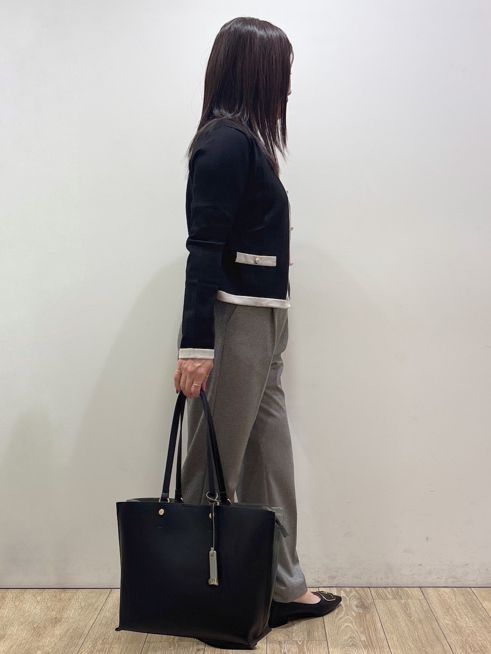 ブラック系のカーディガン/ボレロ、ピンク系のニット/セーター、ブラック系のその他パンツを着用したレディースの秋コーディネートの2枚目の写真