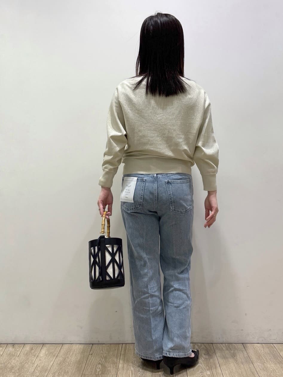 ブルー系のその他パンツ、グレー系のスラックス、ブラック系のパンプスを着用したレディースの春コーディネートの3枚目の写真