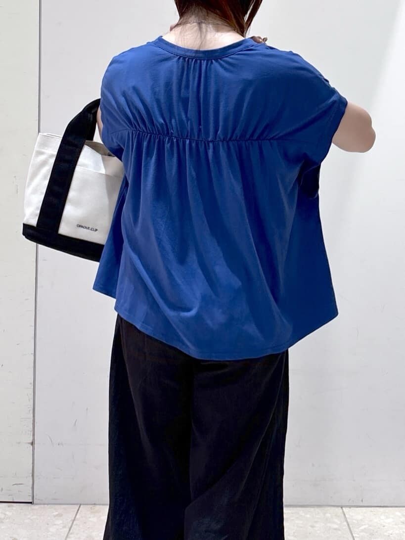 ブルー系のTシャツ/カットソー、ホワイト系のタンクトップ、ブラック系のその他パンツを着用したレディースの夏コーディネートの7枚目の写真