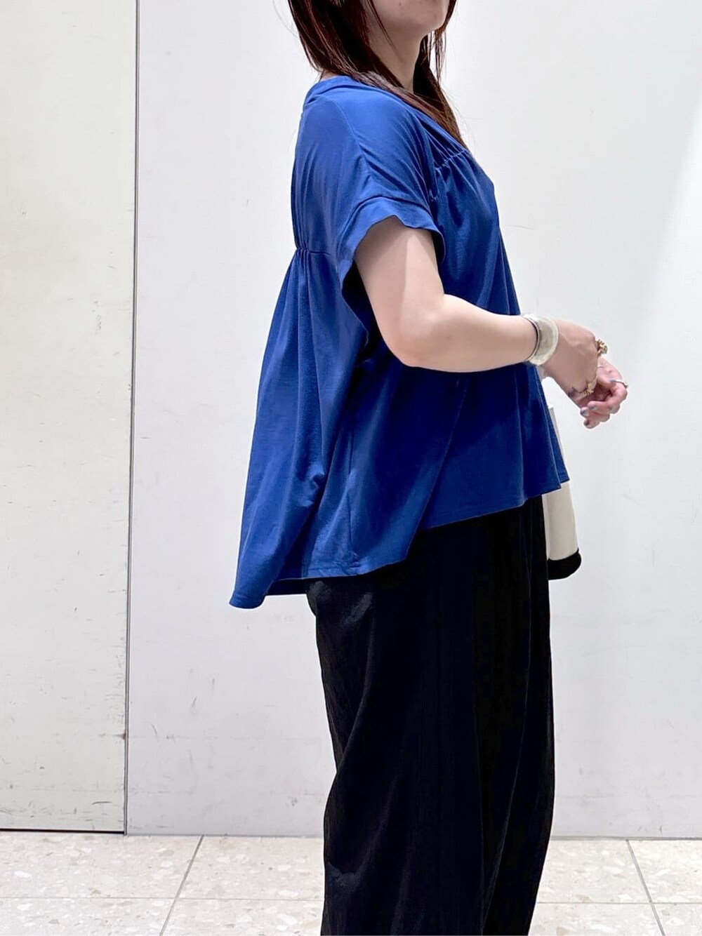 ブルー系のTシャツ/カットソー、ホワイト系のタンクトップ、ブラック系のその他パンツを着用したレディースの夏コーディネートの8枚目の写真