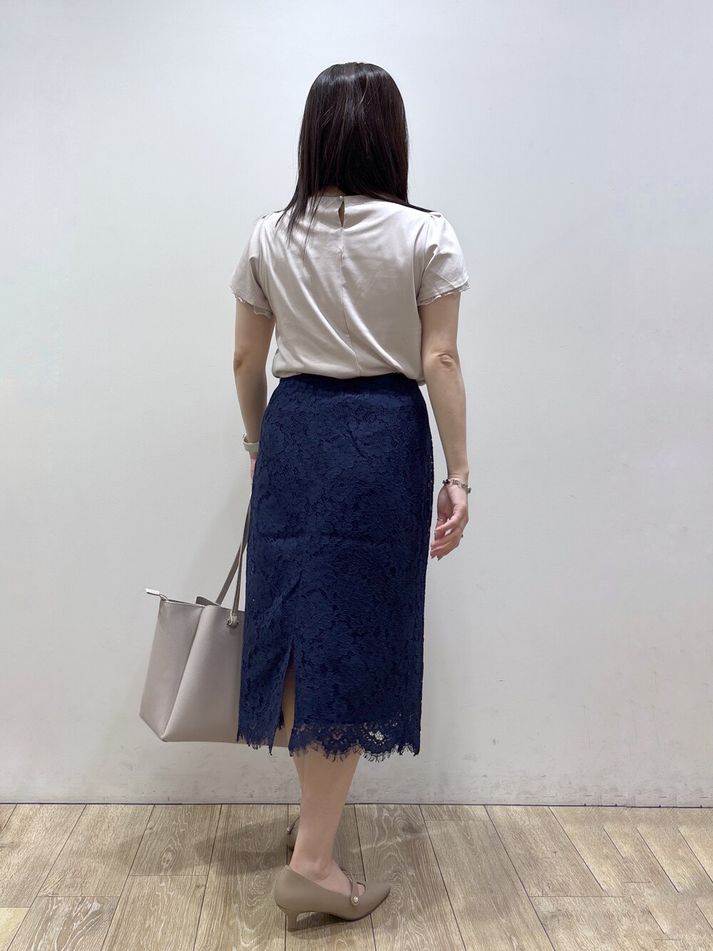 ベージュ系のテーラードジャケット、ベージュ系のTシャツ/カットソー、グレー系のトートバッグを着用したレディースの夏コーディネートの8枚目の写真