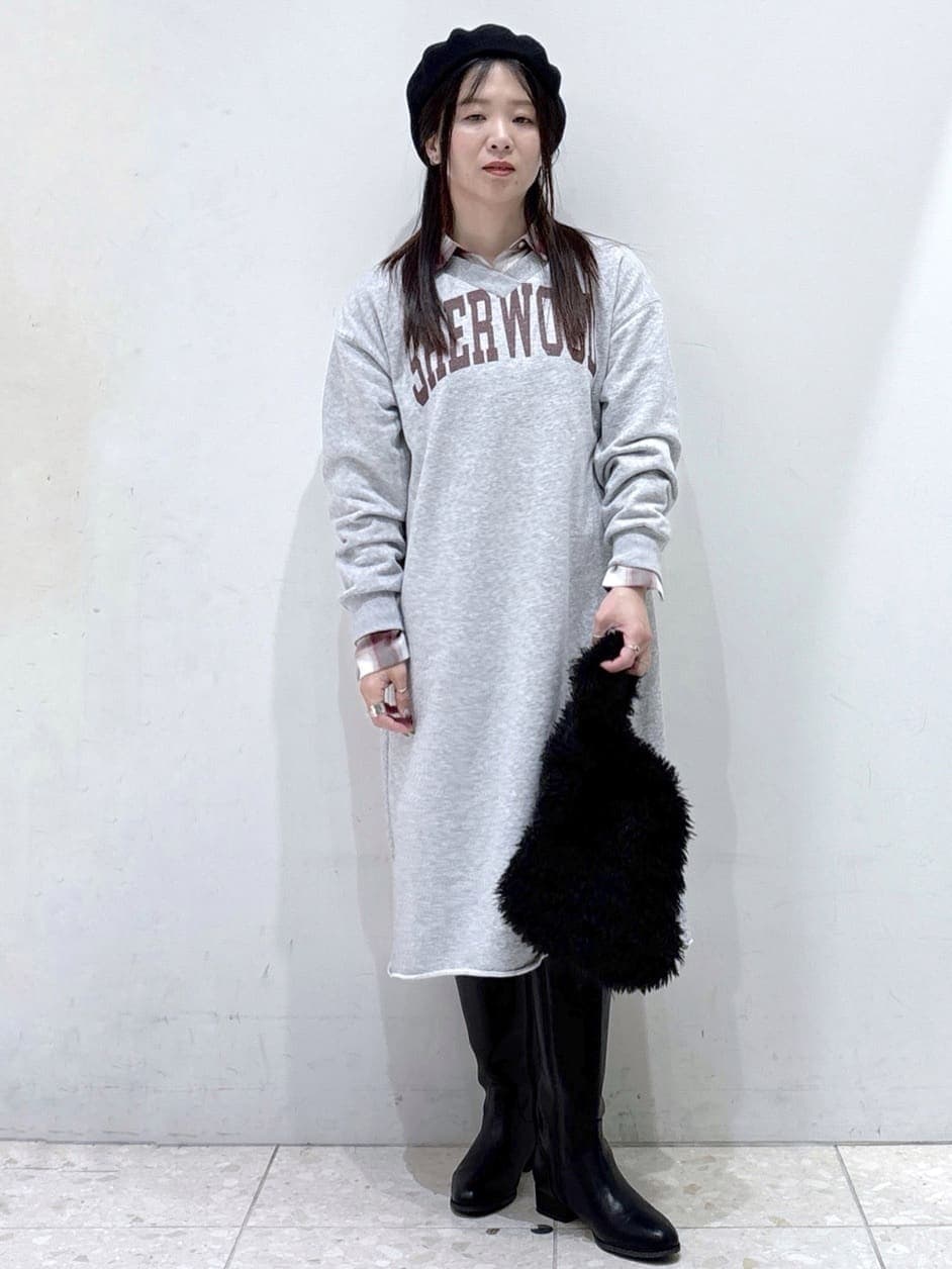 グレー系のワンピース、レッド系のシャツ/ブラウス、ブラック系のハンドバッグを着用したレディースの秋コーディネートの6枚目の写真