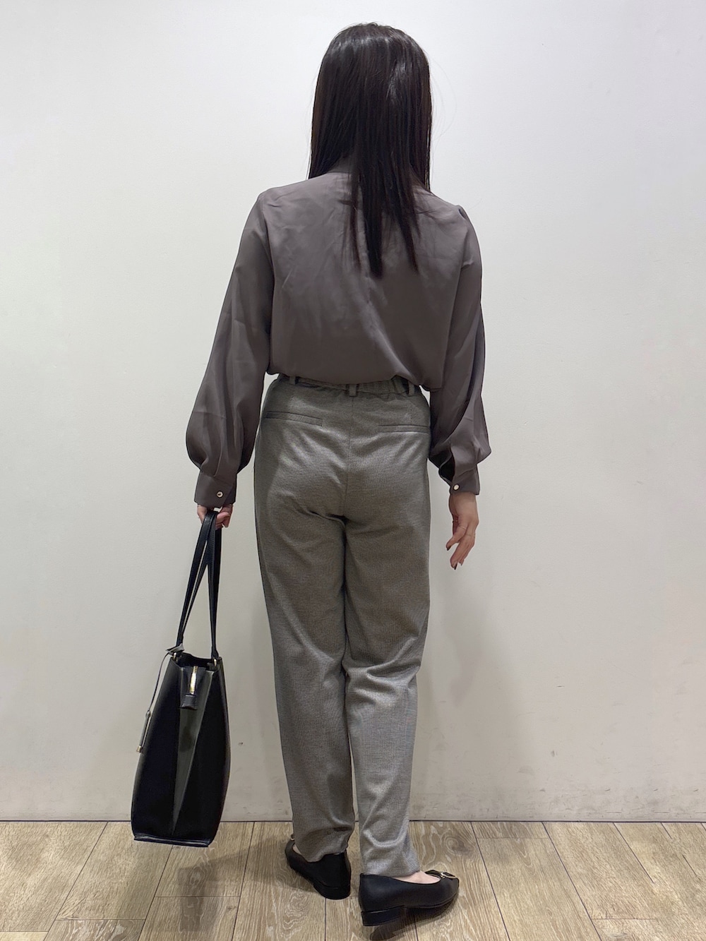 ブラウン系のシャツ/ブラウス、ブラック系のその他パンツ、ブラック系のトートバッグを着用したレディースの秋コーディネートの3枚目の写真