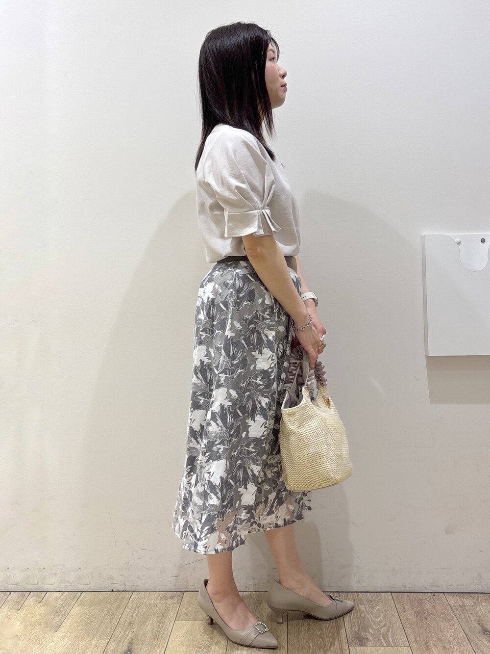 ベージュ系のパンプス、ベージュ系のトートバッグ、ベージュ系のシャツ/ブラウスを着用したレディースの春コーディネートの2枚目の写真