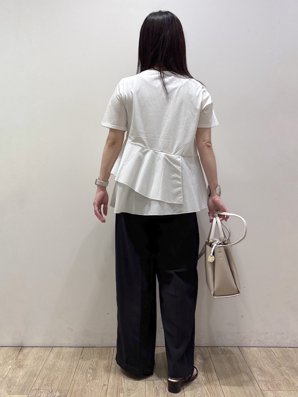 ホワイト系のTシャツ/カットソー、ブラック系のその他パンツ、ベージュ系のトートバッグを着用したレディースの夏コーディネートの3枚目の写真