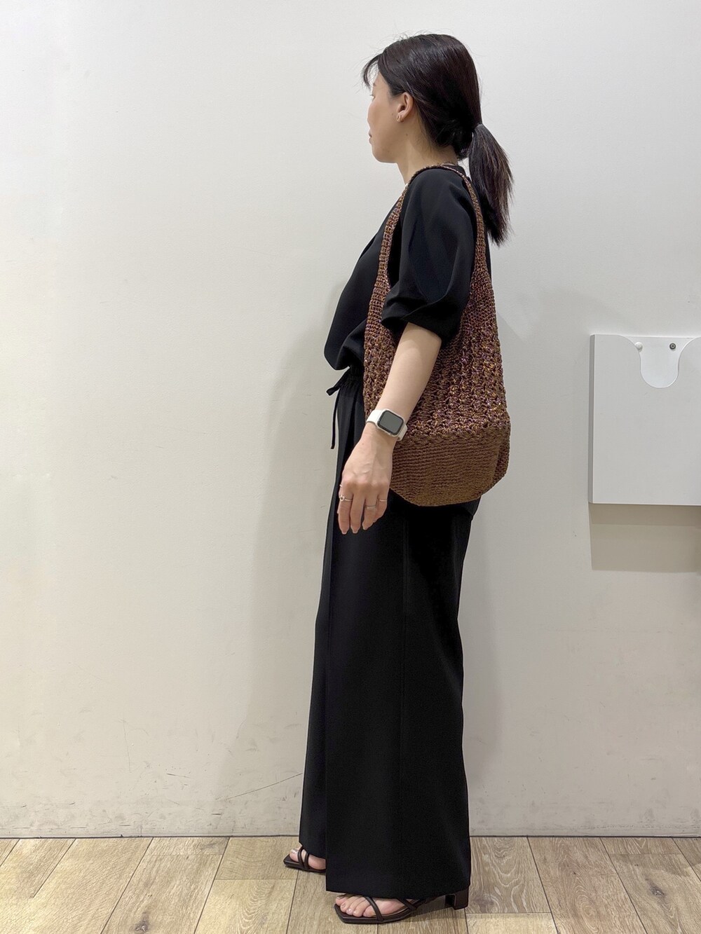その他のショルダーバッグ、ブラック系のシャツ/ブラウス、ブラック系のその他パンツを着用したレディースの春コーディネートの7枚目の写真
