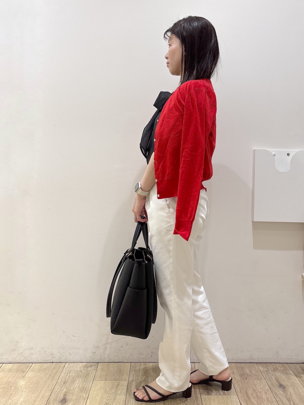 ブラック系のトートバッグ、ブラウン系のサンダル、ホワイト系のその他パンツを着用したレディースの春コーディネートの4枚目の写真