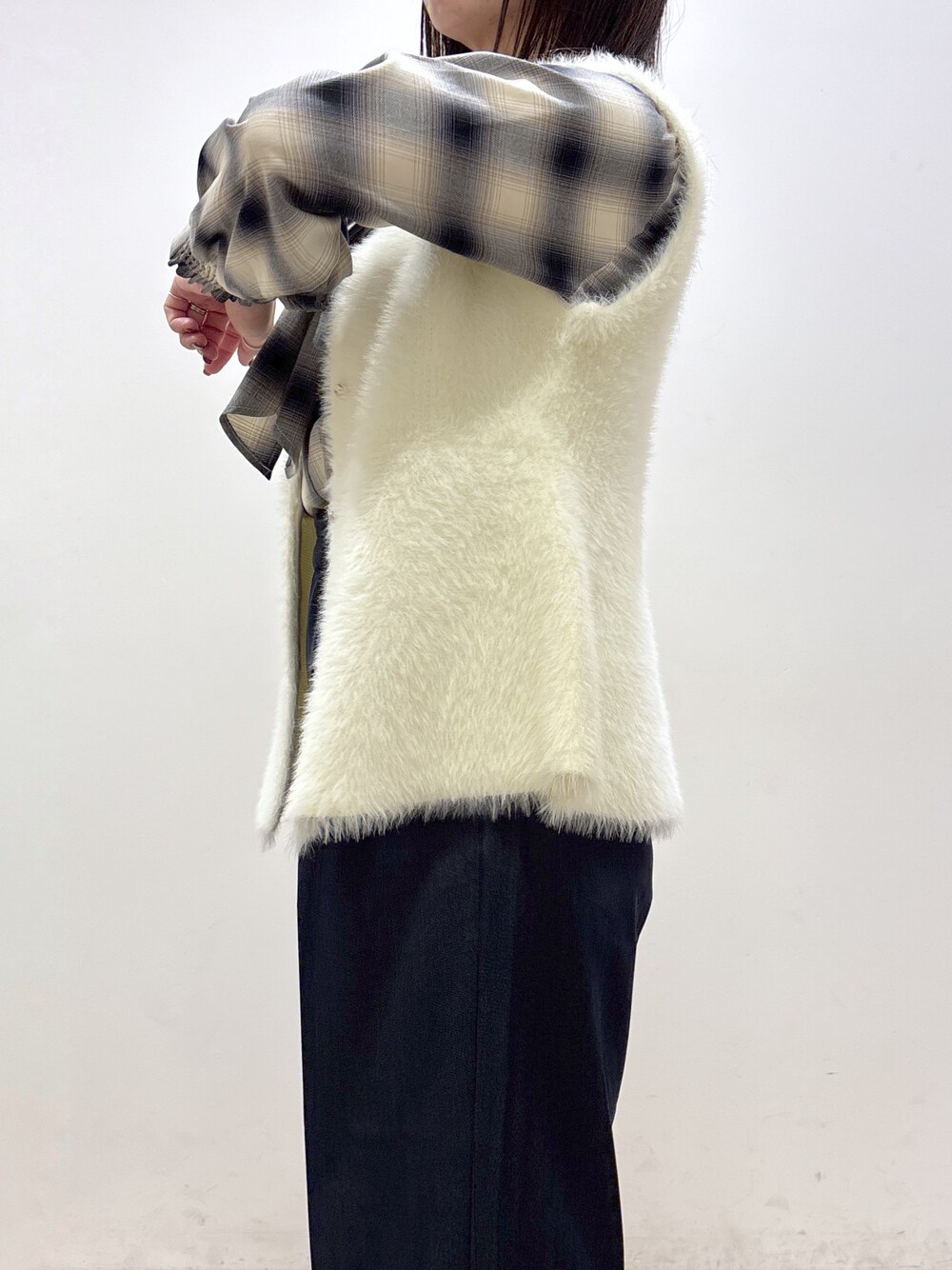 ブルー系のシャツ/ブラウス、ブルー系のその他パンツ、レッド系のトートバッグを着用したレディースの秋コーディネートの8枚目の写真
