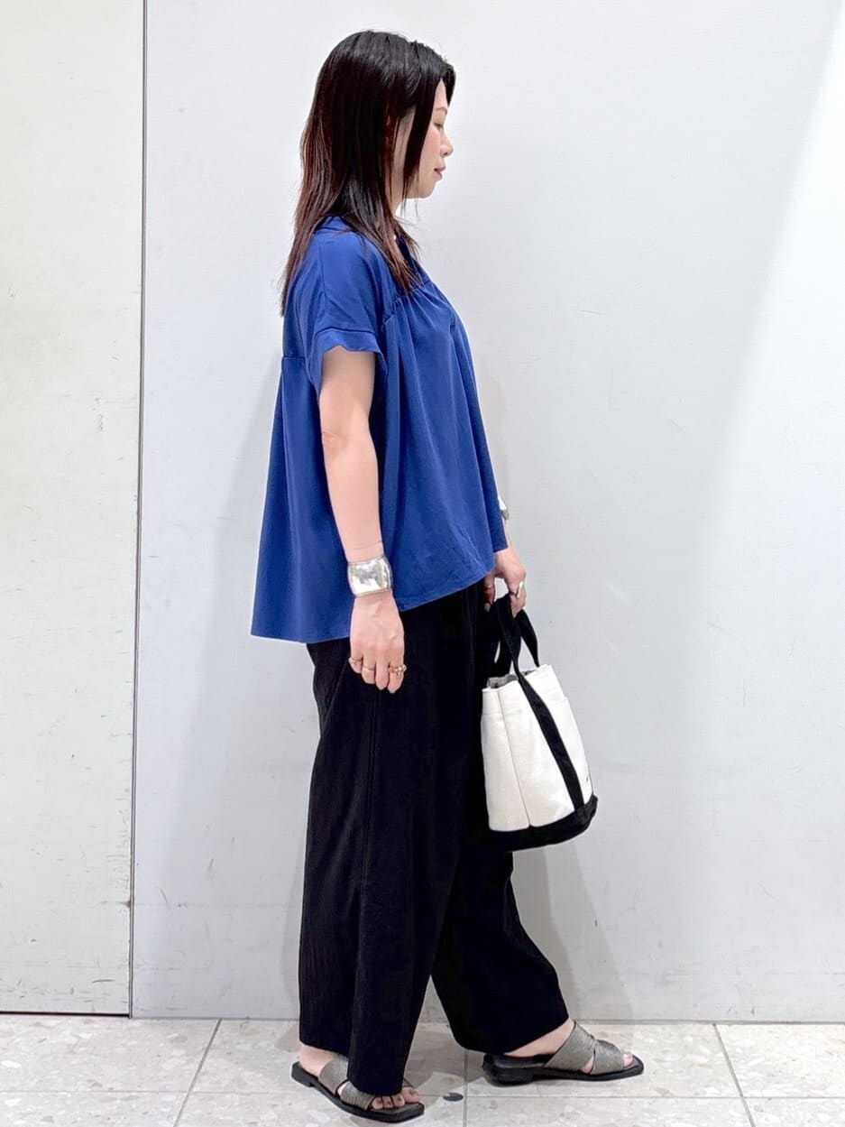 ブルー系のTシャツ/カットソー、ホワイト系のタンクトップ、ブラック系のその他パンツを着用したレディースの夏コーディネートの2枚目の写真