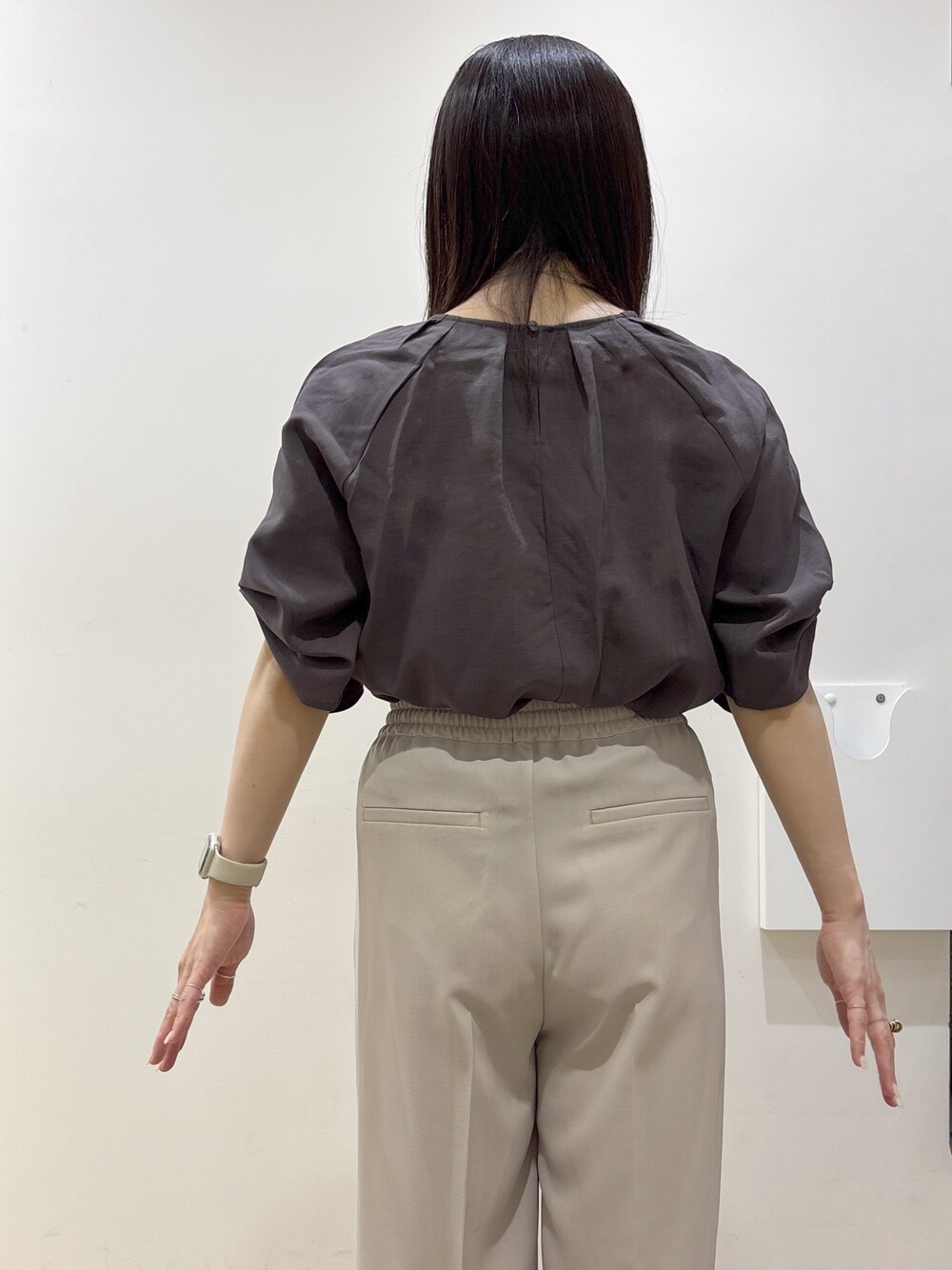 ブラウン系のシャツ/ブラウス、ベージュ系のその他パンツ、ホワイト系のトートバッグを着用したレディースの夏コーディネートの8枚目の写真
