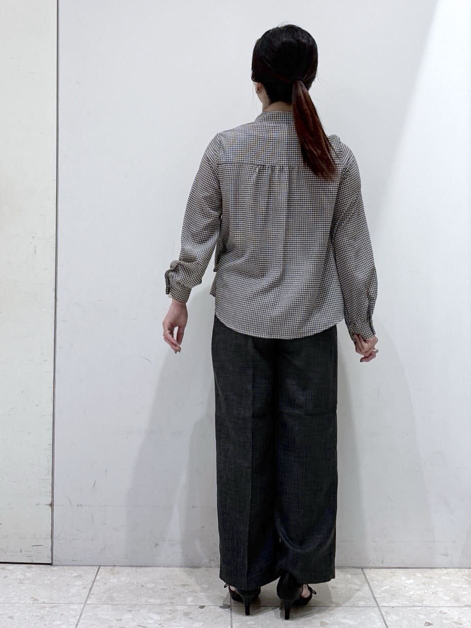 ホワイト系のブルゾン、ブラック系のシャツ/ブラウス、グレー系のその他パンツを着用したレディースの秋コーディネートの8枚目の写真