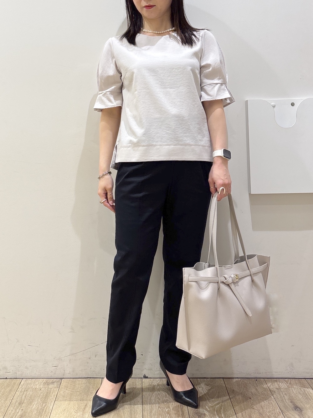 ブラック系のパンプス、グレー系のトートバッグ、ブルー系のその他パンツを着用したレディースの春コーディネートの10枚目の写真