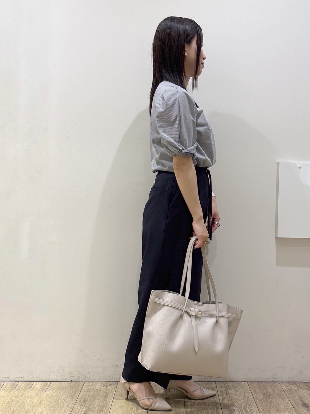グレー系のTシャツ/カットソー、ブルー系のその他パンツ、グレー系のトートバッグを着用したレディースの夏コーディネートの8枚目の写真