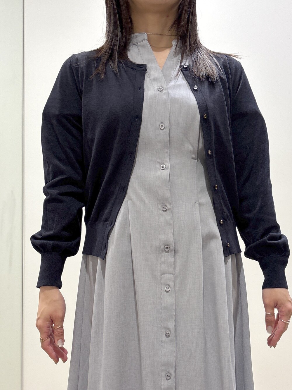 ブルー系のカーディガン/ボレロ、グレー系のワンピース、グレー系のトートバッグを着用したレディースの夏コーディネートの7枚目の写真