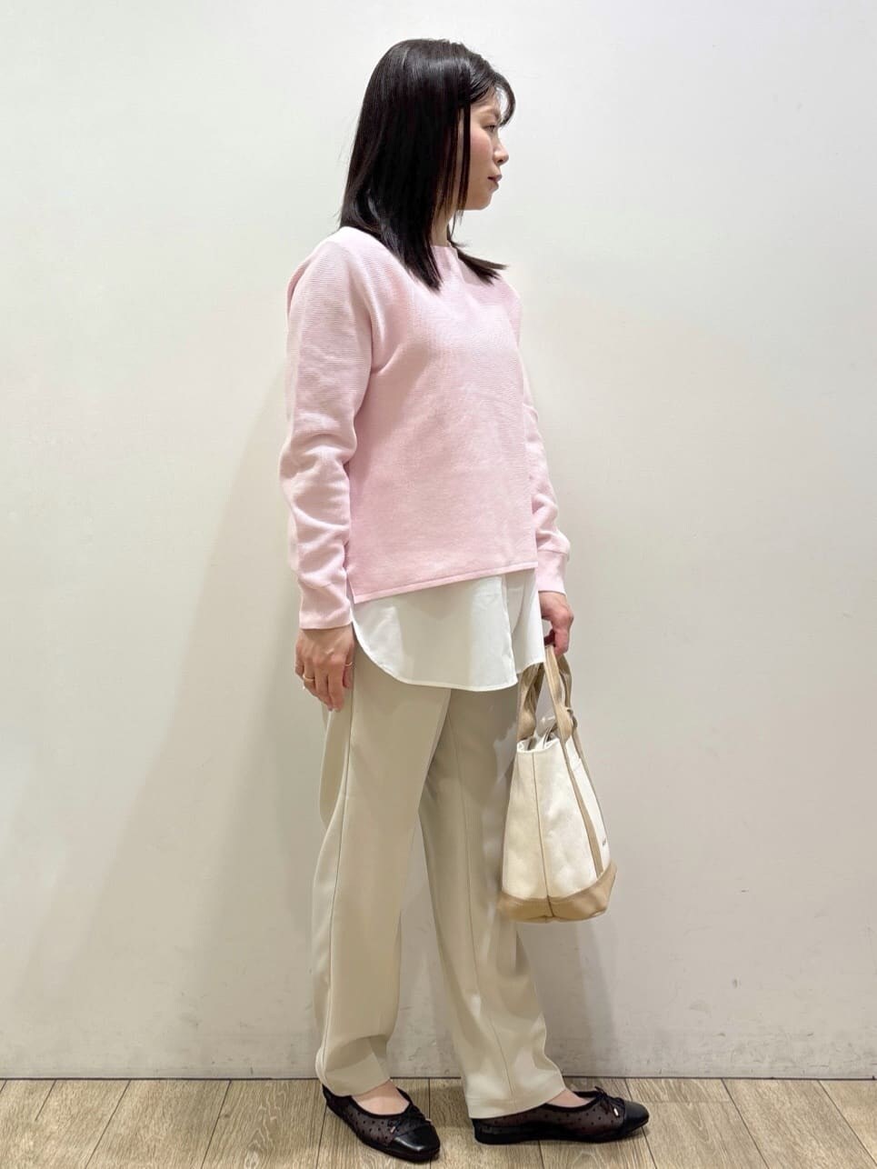 ブラック系のパンプス、ピンク系のニット/セーター、イエロー系のTシャツ/カットソーを着用したレディースの春コーディネートの5枚目の写真