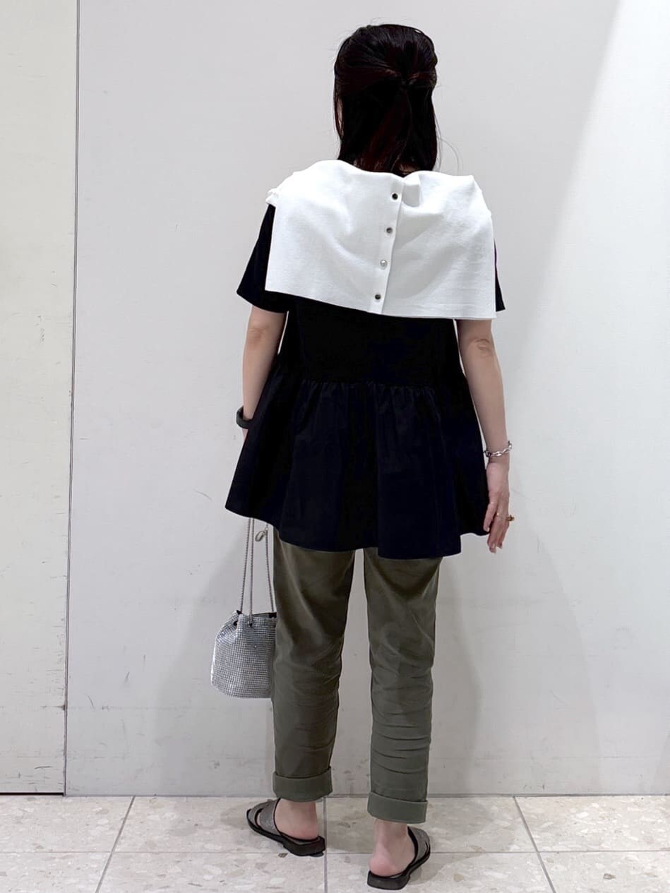 ブラック系のTシャツ/カットソー、ホワイト系のカーディガン/ボレロ、グリーン系のその他パンツを着用したレディースの春コーディネートの3枚目の写真