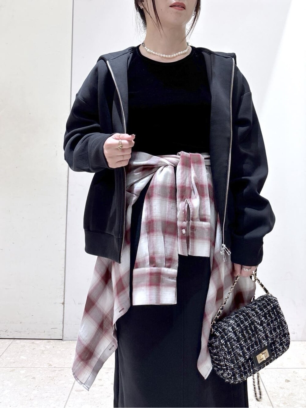 ブラック系のカーディガン/ボレロ、ブラック系のTシャツ/カットソー、レッド系のシャツ/ブラウスを着用したレディースの秋コーディネートの5枚目の写真