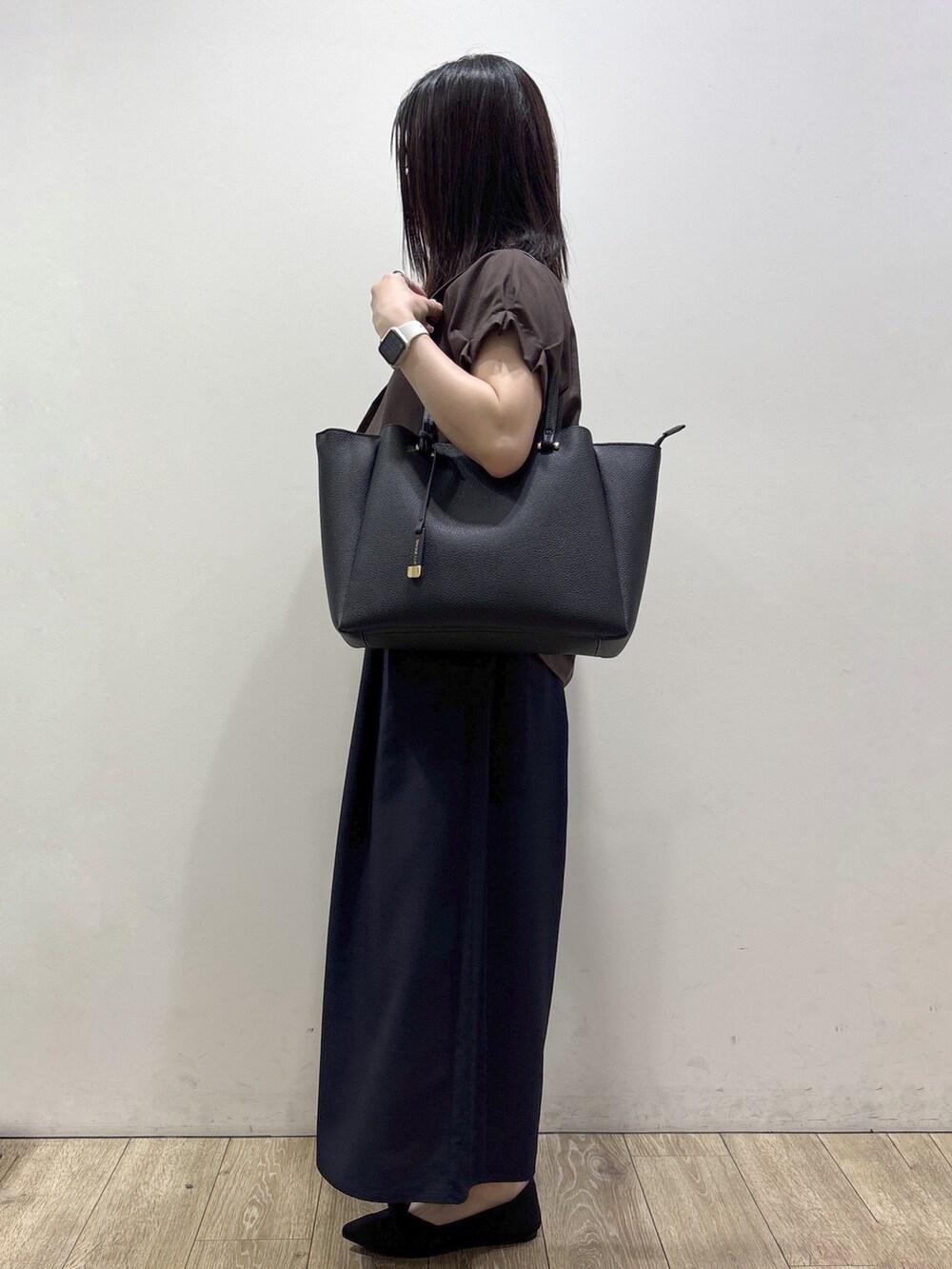 ブラウン系のシャツ/ブラウス、ブルー系のその他パンツ、ブラック系のトートバッグを着用したレディースの夏コーディネートの4枚目の写真