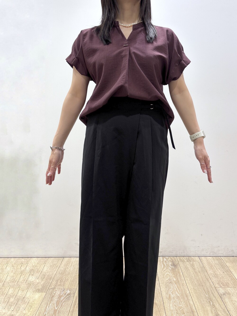 レッド系のシャツ/ブラウス、ブラック系のその他パンツ、ブラック系のトートバッグを着用したレディースの夏コーディネートの5枚目の写真