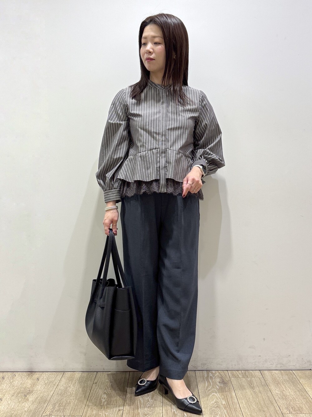 ブルー系のその他パンツ、ブラック系のトートバッグ、ブラック系のパンプスを着用したレディースの夏コーディネートの9枚目の写真