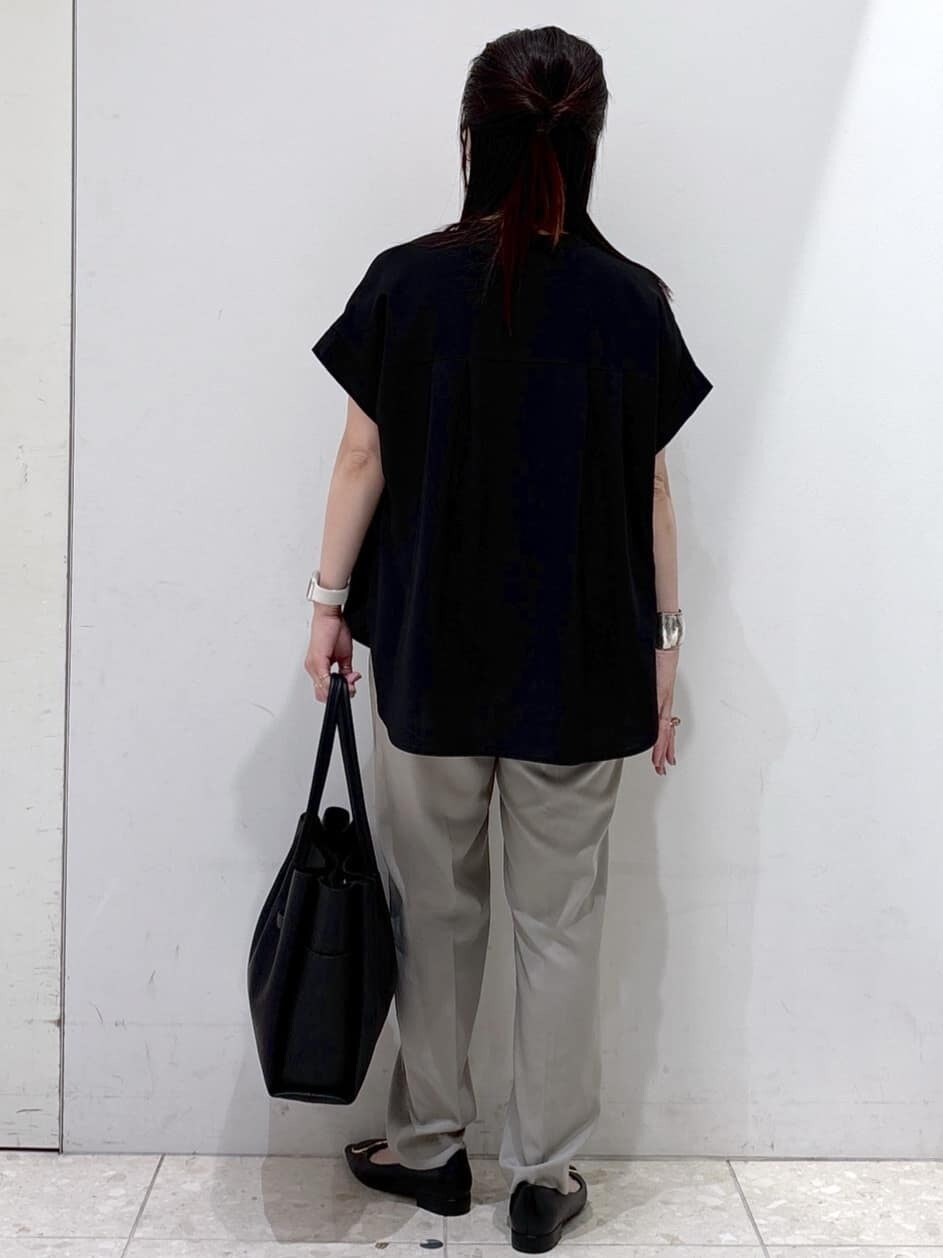 ブラック系のシャツ/ブラウス、ブラウン系のその他パンツ、ブラック系のトートバッグを着用したレディースの夏コーディネートの3枚目の写真