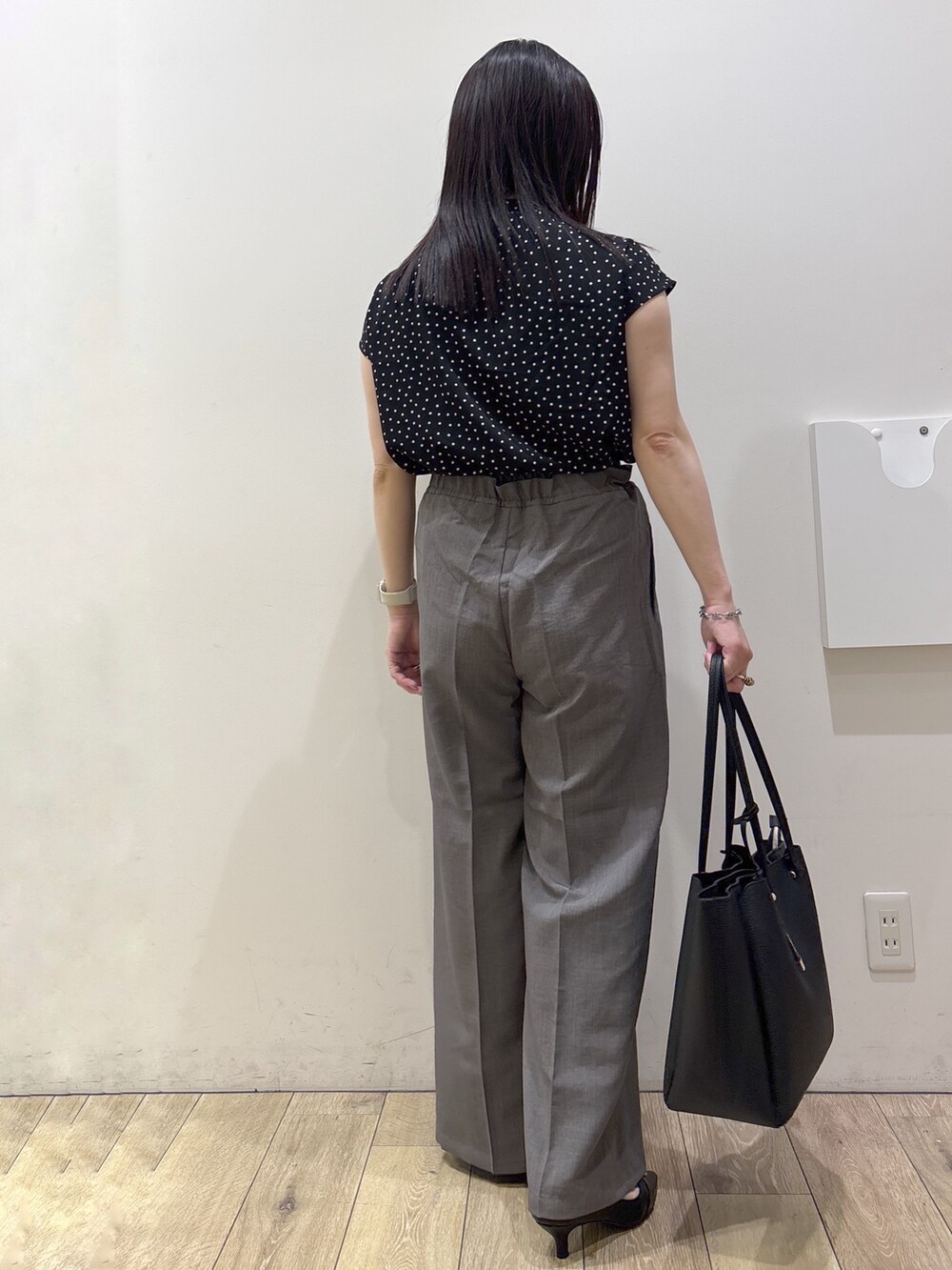 ブラック系のシャツ/ブラウス、グレー系のその他パンツ、ブラック系のトートバッグを着用したレディースの夏コーディネートの4枚目の写真
