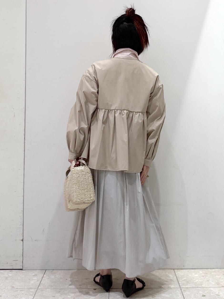 ベージュ系のノーカラージャケット、ピンク系のシャツ/ブラウス、グレー系のスカートを着用したレディースの春コーディネートの3枚目の写真
