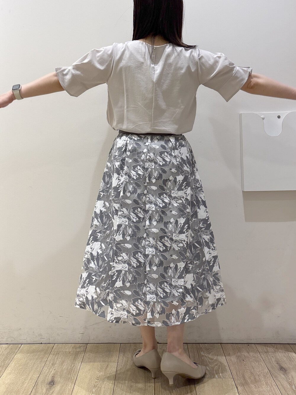 ベージュ系のパンプス、ベージュ系のトートバッグ、ベージュ系のシャツ/ブラウスを着用したレディースの春コーディネートの10枚目の写真