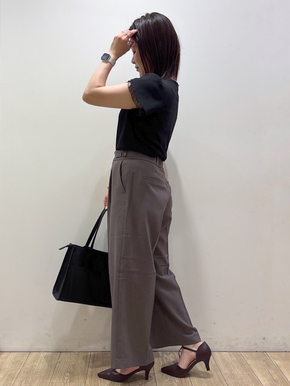 ブラック系のTシャツ/カットソー、ブラウン系のその他パンツ、ブラック系のトートバッグを着用したレディースの夏コーディネートの4枚目の写真