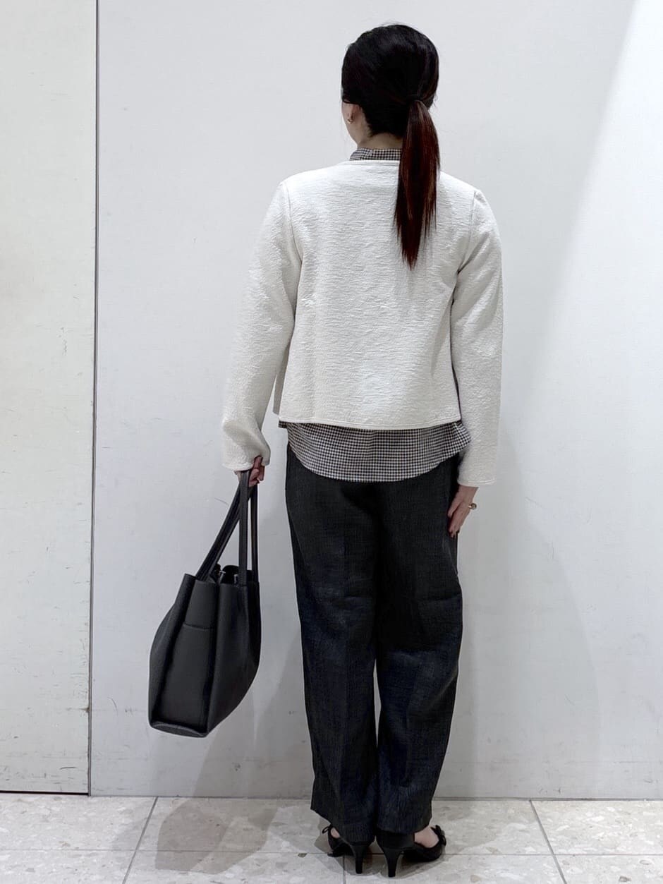 ホワイト系のブルゾン、ブラック系のシャツ/ブラウス、グレー系のその他パンツを着用したレディースの秋コーディネートの3枚目の写真