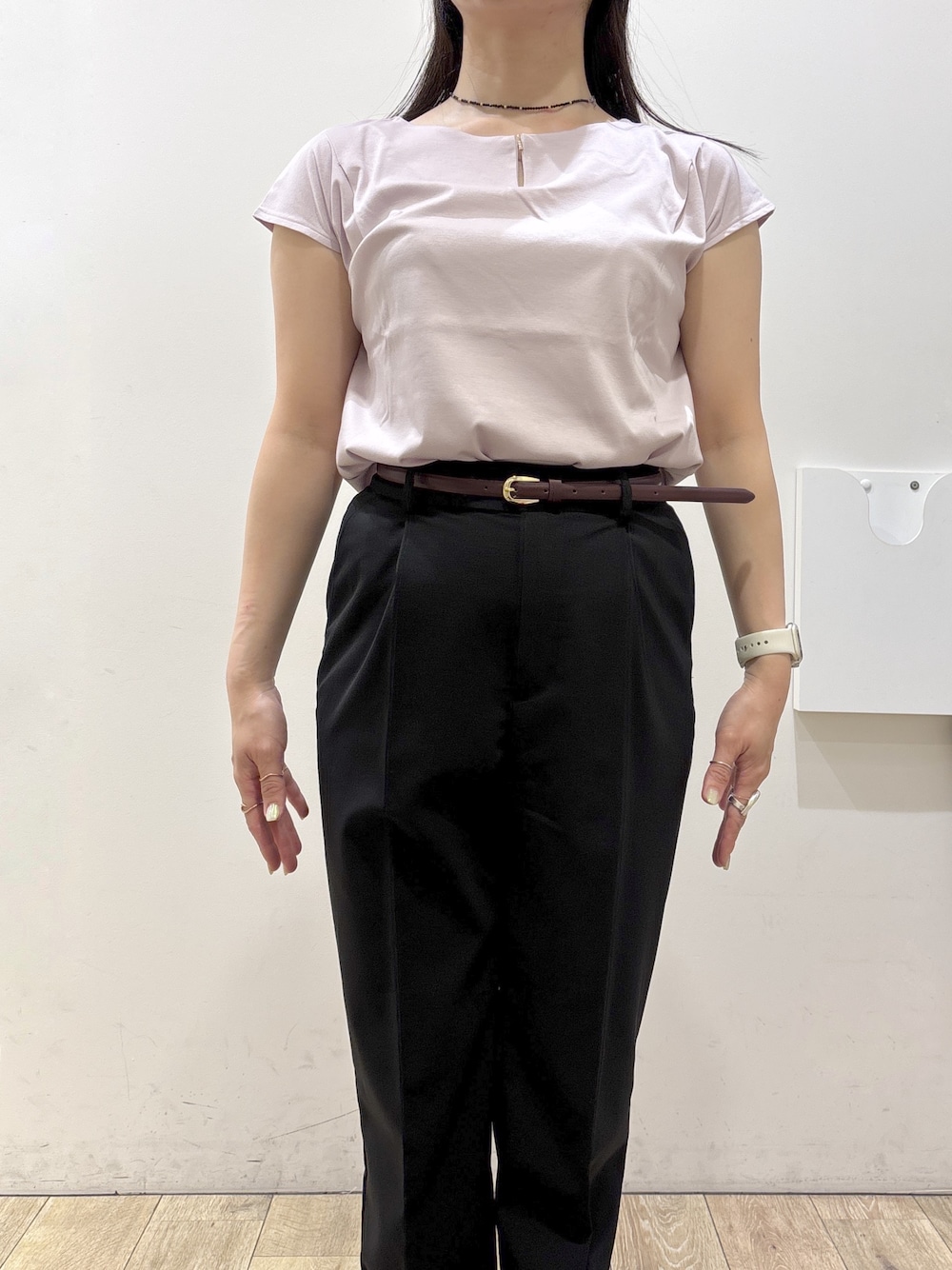 ピンク系のTシャツ/カットソー、ブラック系のその他パンツ、ブラック系のトートバッグを着用したレディースの春コーディネートの4枚目の写真