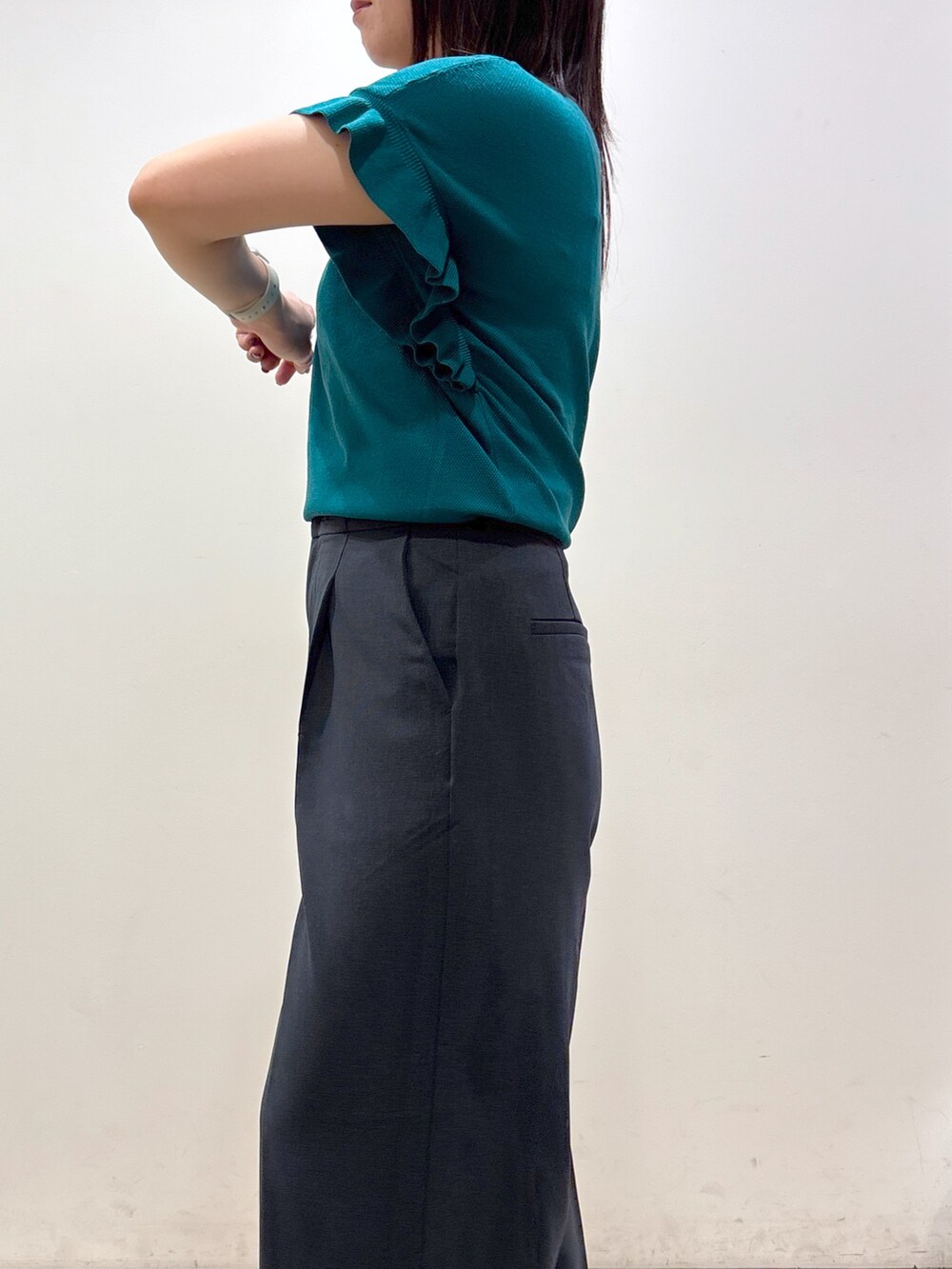 ブルー系のその他パンツ、ブラック系のトートバッグ、ブラック系のパンプスを着用したレディースの夏コーディネートの10枚目の写真