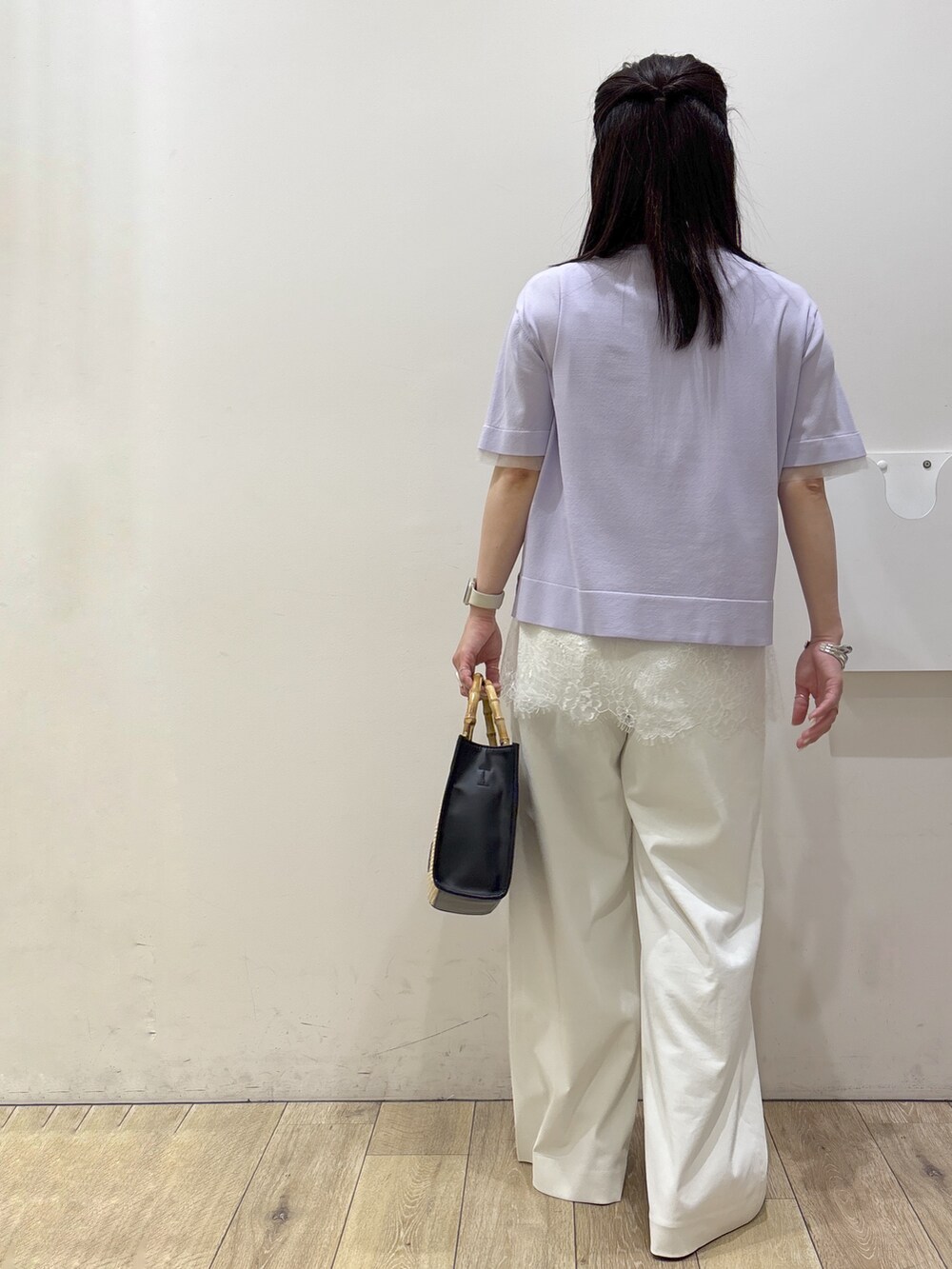 パープル系のニット/セーター、ホワイト系のタンクトップ、ホワイト系のその他パンツを着用したレディースの夏コーディネートの4枚目の写真